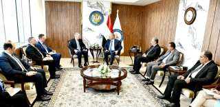 وزير البترول يستقبل وفداً من...