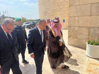 وزير الخارجية والهجرة يعقد جلسة...