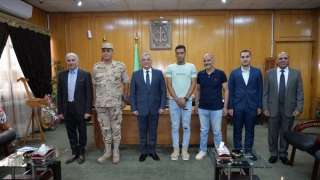 محافظ الإسماعيلية يكرم أحد مصابي...