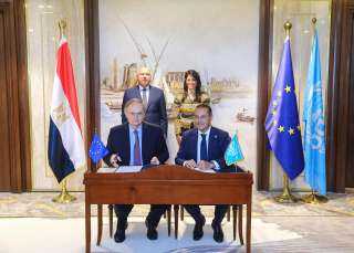 الوزير والمشاط يشهدان توقيع الاتفاق...