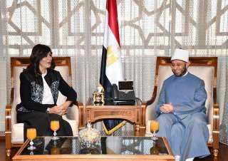 وزير الأوقاف يستقبل السفيرة نبيلة...