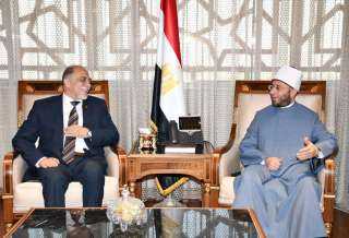 وزير الأوقاف يستقبل شيخ مشايخ...