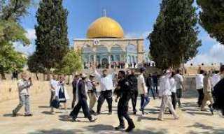 عشرات المستوطنين يقتحمون المسجد الأقصى...