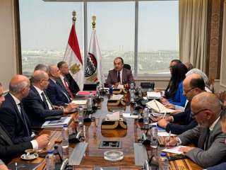 وزير قطاع الأعمال العام يعقد...