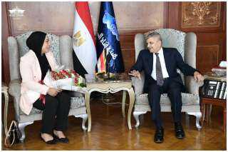الفريق أسامة ربيع يكرم البطلة...