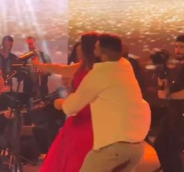 نجوى كرم تفاجئ بفعل شاب أثناء حفل بسوريا.. شاهد