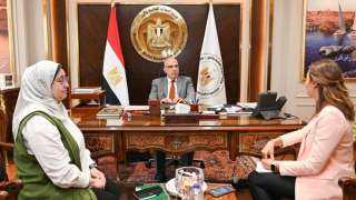 وزير الرى يلتقى مجموعة من...