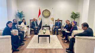 وزير الاستثمار يلتقي وفد مجموعة...