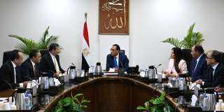 رئيس الوزراء يستعرض مع وزير...