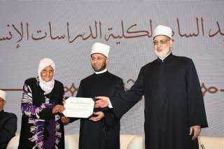 وزير الأوقاف يُكرِّم عددًا من...
