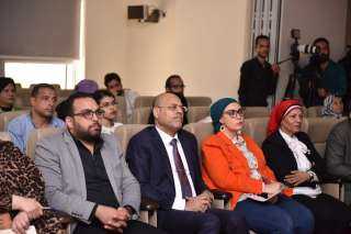 وزير العمل يعقد مؤتمرًا صحفيًا...