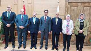 رئيس جامعة بنها يستقبل مساعد...