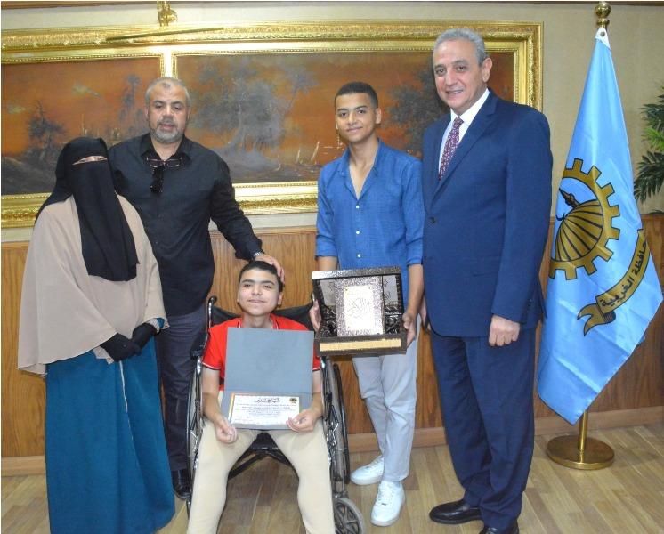 محافظ الغربية يكرم طالبا تفوق في الثانوية العامة