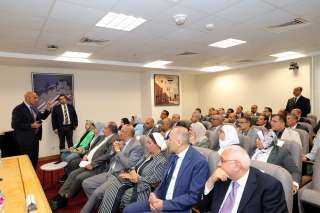 وزير التربية والتعليم يعقد اجتماعًا...