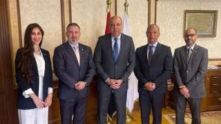 وزير الطيران يناقش مشروع بيانات...