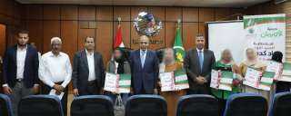 محافظ المنيا يسلم مساعدات مالية...