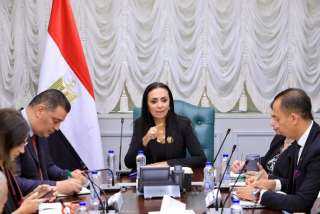 وزيرة التضامن تجتمع بالإدارة المركزية...