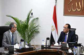 رئيس الوزراء يستعرض مع وزير...