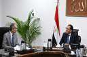 رئيس الوزراء يستعرض مع وزير...