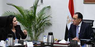 رئيس الوزراء يستعرض مع وزيرة...