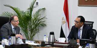 رئيس الوزراء يستعرض مع رئيس...