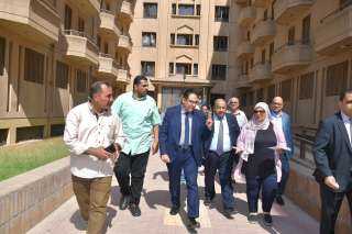 جولة مفاجئة لرئيس جامعة القاهرة...