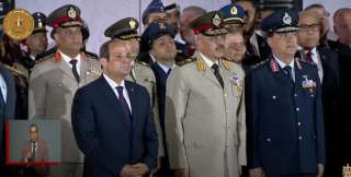 الرئيس السيسي يتفقد صالة العرض...