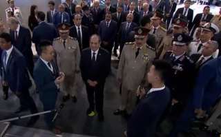 الرئيس السيسي يتفقد أجنحة معرض...