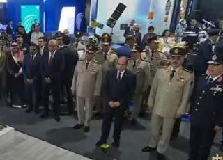 الرئيس السيسي يتوسط صورة تذكارية...