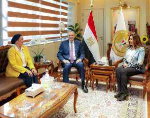 وزيرتا البيئة والتنمية المحلية ومحافظ...