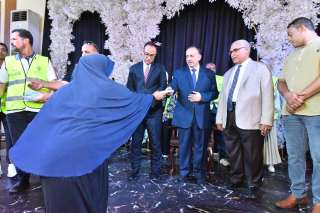 محافظ أسيوط يشهد توزيع مساعدات...