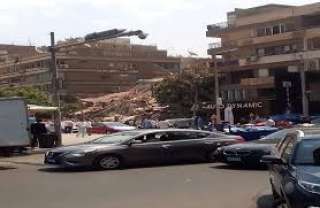 انتشال إحدى الناجيات من أسفل...