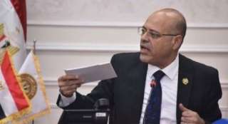 وزير العمل يعلن صرف إعانات...