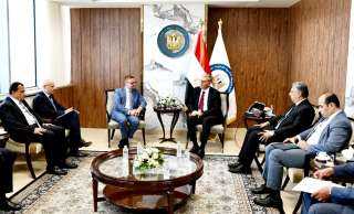 وزير البترول يعقد اجتماعين منفصلين...