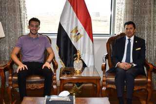 وزير الشباب والرياضة يلتقي البطل...