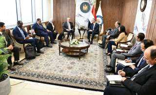 وزير البترول يلتقى بوفد البنك...