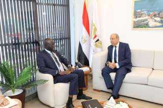 وزير الطيران المدني يلتقى مع...