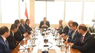 وزير الإسكان يتابع سير العمل...