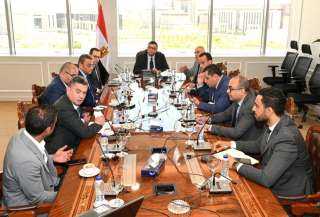 وزير الإسكان يتابع مع مسئولى...