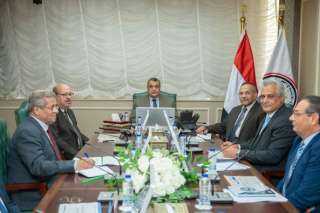 وزير الإنتاج الحربي  يجتمع...