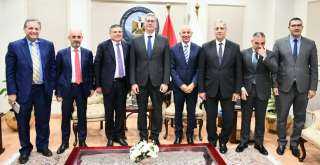 وزير البترول يعقد جلسة مباحثات...