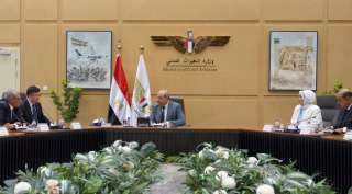 وزير الطيران المدني يلتقي بمسئولي...