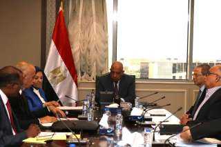 وزير الكهرباء يراجع خطة تشغيل...