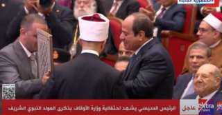 وزير الأوقاف يقدم هدية تذكارية...