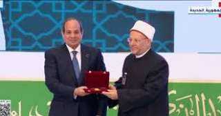 الرئيس السيسى يكرم نماذج أثرت...