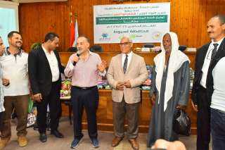 محافظ أسيوط يسلم شنط وأدوات...