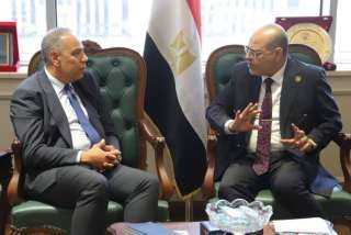 وزير العمل يلتقى سفير مصر...