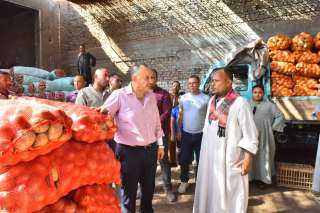 محافظ أسيوط يتفقد سوق الجملة...