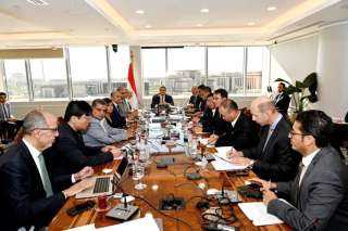 وزير الإسكان يتابع مع مسئولى...