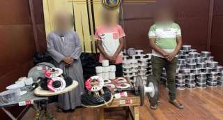 ضبط ثلاثة أشخاص لإدراتهم مصنع...